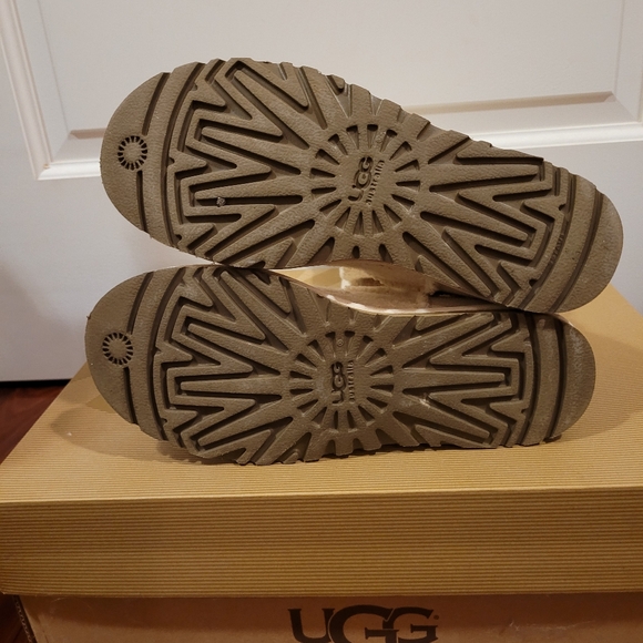 NWOT Ugg Australia Heirloom knit cream lace up boots, Size 7 - Picture 5 of 6